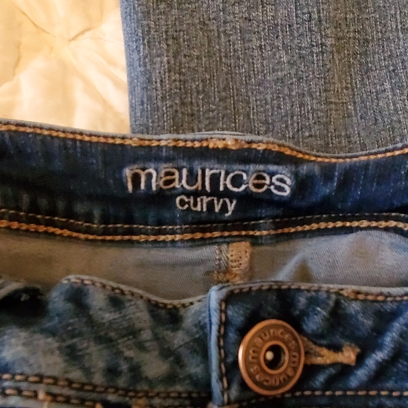 Maurices Curvy Jean's 3/4 - Picture 4 of 6
